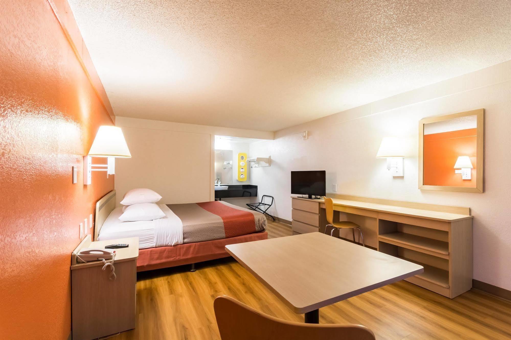 Travelodge By Wyndham Essington / Philadelphia Airport Exterior photo